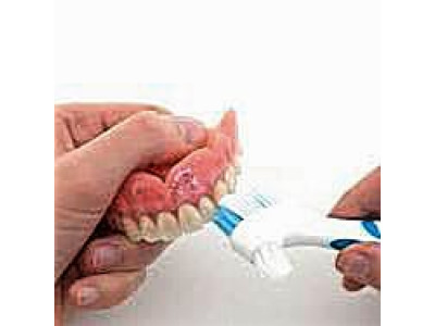 Какие зубные щетки лучше для зубных протезов?
